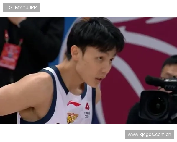 徐杰现身广东训练基地 状态恢复良好